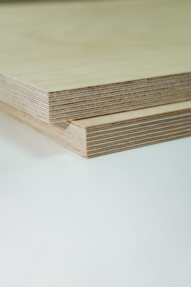 Plywood boards in the furniture industry, a versatile alternative to Solid Wood Panels.